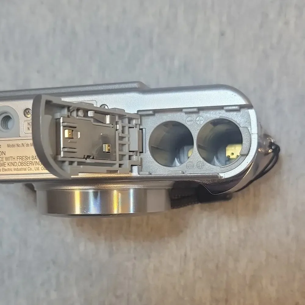 Panasonic LUMIX DMC-LZ2 5MP Silver Compact Camera 6x Zoom, Case, Tested Works
